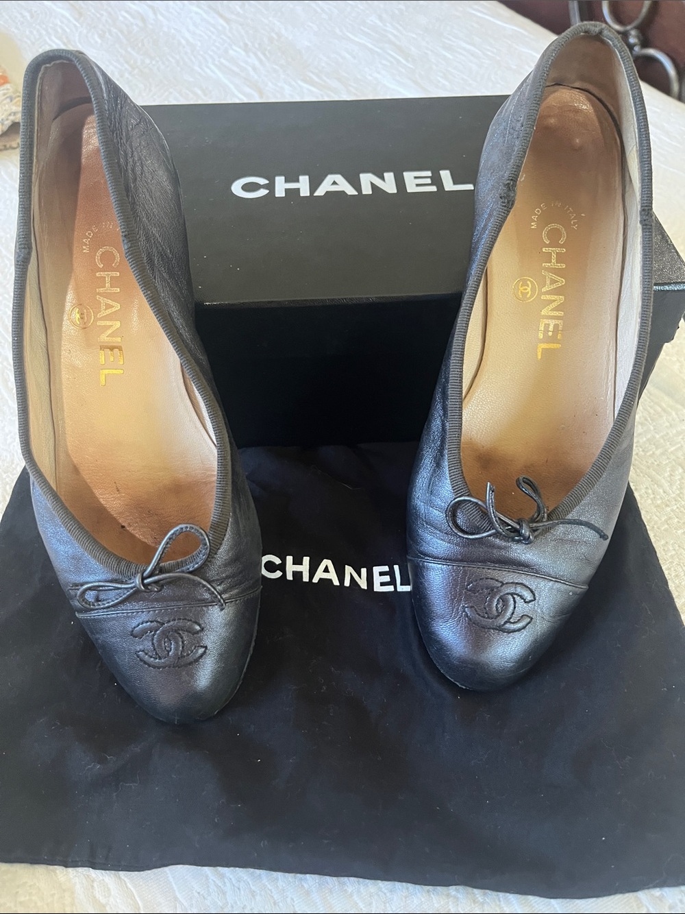 CHANEL metallic Black Leather Ballet Flats with CC Emblem and Bow
